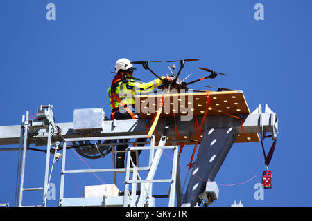 El Alto, Bolivie, le 23 août 2016. Un technicien vérifie un bourdon qui est utilisé pour le transport d'un câble synthétique léger entre les pylônes d'un nouveau téléphérique / télécabine qui est en construction. C'est la première partie du processus d'installer le dernier câble en acier qui va transporter les gondoles. Ce téléphérique entre Rio Seco et La Ceja à El Alto est l'un d'une deuxième phase de lignes de tramway qui font partie d'un projet ambitieux pour réduire l'encombrement du trafic. 3) à partir de la première phase sont déjà entre les villes de La Paz et El Alto. Credit : James Brunker / Alamy Live News Banque D'Images