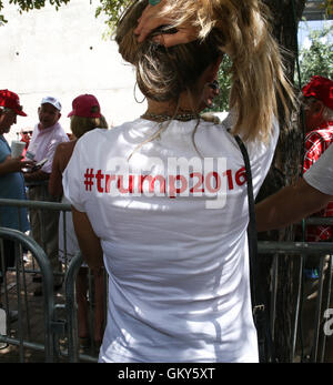 Austin, Texas, États-Unis. Août 23, 2016. Les partisans du candidat présidentiel républicain Donald J. Trump à attendre en ligne à l'extérieur vit à l'ACL Moody Theater à centre-ville d'Austin avant la date prévue de l'enregistrement d'un événement organisé par la mairie de Fox News et commentateur politique Sean Hannity. Crédit : Scott W. Coleman/ZUMA/Alamy Fil Live News Banque D'Images