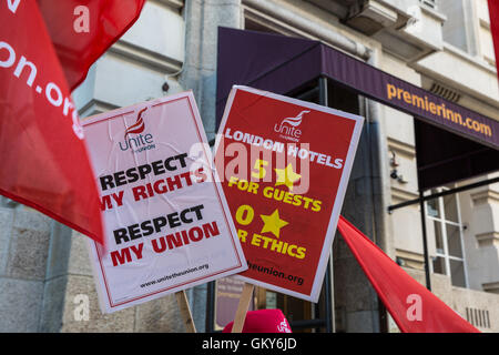 Londres, Royaume-Uni. 23 août, 2016. Des pancartes tenues par les membres de l'unir les travailleurs de l'hôtel de Londres à l'éthique de la Direction générale de lancer le rapport, qui détaille la manière dont les travailleurs de grands hôtels de Londres n'ont pas accès à des droits fondamentaux de la liberté d'association et de négociation collective, à une manifestation devant le Premier Inn du County Hall. Les deux tiers des travailleurs d'gagnent moins que le London salaire de subsistance. Credit : Mark Kerrison/Alamy Live News Banque D'Images