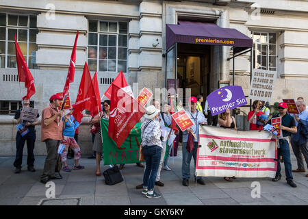 Londres, Royaume-Uni. 23 août, 2016. Les membres de l'unir les travailleurs de l'hôtel de Londres à l'éthique de la Direction générale de lancer le rapport, qui détaille la manière dont les travailleurs de grands hôtels de Londres n'ont pas accès à des droits fondamentaux de la liberté d'association et de négociation collective, à une manifestation devant le Premier Inn du County Hall. Les deux tiers des travailleurs d'gagnent moins que le London salaire de subsistance. Credit : Mark Kerrison/Alamy Live News Banque D'Images