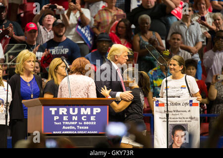 Austin, Texas, États-Unis. Août 23, 2016. Candidat présidentiel républicain Donald Trump est rejoint sur scène par un groupe de mères qui ont perdu des enfants à la suite de crimes commis par des immigrés sans papiers, ainsi que des membres de la U.S. Border Patrol et d'exécution des douanes Agence à un rassemblement électoral au comté de Travis Exposition Center à Austin, Texas, le 23 août 2016. Crédit : Scott W. Coleman/ZUMA/Alamy Fil Live News Banque D'Images