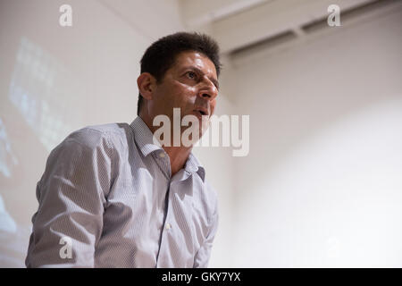 Londres, Royaume-Uni. 23 août, 2016. Mahmoud Zwahre, coordonnatrice du Village Al-Ma'sara Comité populaire, les adresses d'une audience au lieu Saint Valentin au cours d'une tournée de conférences, par le photojournaliste palestinienne Hamde Abu Rahma. Credit : Mark Kerrison/Alamy Live News Banque D'Images