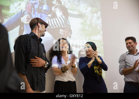 Londres, Royaume-Uni. 23 août, 2016. Photojournaliste palestinienne Hamde Abu Rahma, du village de Bil'in en Cisjordanie, est félicité après avoir décrit ses travaux et expériences à un public à Valentine lieu pendant une tournée de l'UK. Credit : Mark Kerrison/Alamy Live News Banque D'Images