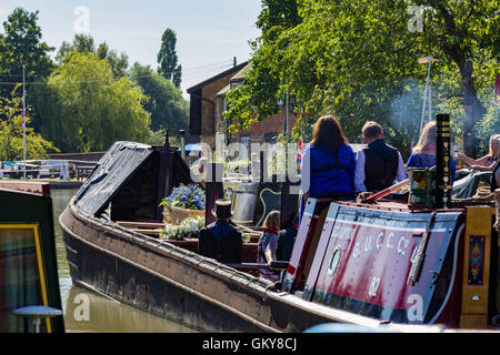 Stoke Bruerne, Northamptonshire, Royaume-Uni 24 août 2016. David Blagrove OBE, décédé le 12 août 2016, a eu son dernier voyage sur le Grand Union Canal aujourd'hui à bord NB sculpteur qui a quitté sa maison au quai à 10h30 à Blisworth Tunnel et retour accompagné de sa famille, avant son enterrement à l'église St Mary, Stoke Bruerne. David était un lock keeper, batelier et travail de militant de la navigation intérieure toute sa vie. Credit : Keith J Smith./Alamy Live News Banque D'Images