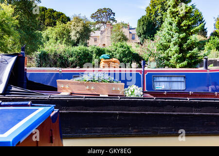 Stoke Bruerne, Northamptonshire, Royaume-Uni 24 août 2016. David Blagrove OBE, décédé le 12 août 2016, a eu son dernier voyage sur le Grand Union Canal aujourd'hui à bord NB sculpteur qui a quitté sa maison au quai à 10h30 à Blisworth Tunnel et retour accompagné de sa famille, avant son enterrement à l'église St Mary, Stoke Bruerne. David était un lock keeper, batelier et travail de militant de la navigation intérieure toute sa vie. Credit : Keith J Smith./Alamy Live News Banque D'Images