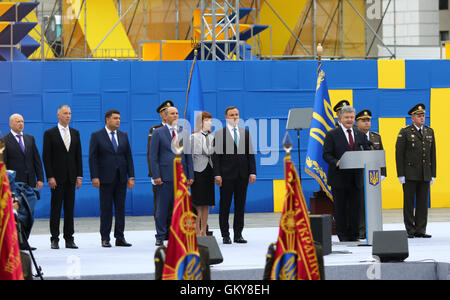 Kiev, Ukraine. 24 août, 2016. Le Président ukrainien Porochenko prononce une allocution lors d'un défilé militaire à Kiev, dédié à la fête de l'indépendance de l'Ukraine. L'Ukraine célèbre son 25e anniversaire de l'indépendance. Crédit : Oleksandr Prykhodko/Alamy Live News Banque D'Images