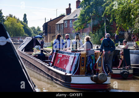 Stoke Bruerne, Northamptonshire, Royaume-Uni 24 août 2016. David Blagrove OBE, décédé le 12 août 2016, a eu son dernier voyage sur le Grand Union Canal aujourd'hui à bord NB sculpteur qui a quitté sa maison au quai à 10h30 à Blisworth Tunnel et retour accompagné de sa famille, avant son enterrement à l'église St Mary, Stoke Bruerne. David était un lock keeper, batelier et travail de militant de la navigation intérieure toute sa vie. Credit : Keith J Smith./Alamy Live News Banque D'Images