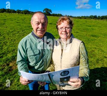 Strathaven, Lanarkshire, Écosse, Royaume-Uni. 24 août, 2016. American couple faire 6000 milles de Strathaven pour tracer l'histoire familiale et lien avec 1943 Accident d'Barry et Vicki Graham de Yankton, dans le Dakota du Sud sur une histoire familiale visite en Ecosse sont prises sur le site de la 1943 B-17 crash en Strathaven, Lanarkshire. L'oncle de Vicki Mearl C Waswick fut le mitrailleur de queue sur la Forteresse volante. On leur a montré le site de 84 ans qui a été témoin de l'Archie Watt crash âgés de 11 ans. Crédit : Andrew Wilson/Alamy Live News Banque D'Images