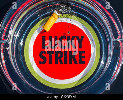 Bayreuth, Allemagne. Août 24, 2016. Un cendrier avec le logo Lucky Strike sur il peut être vu à Bayreuth, Allemagne, 24 août 2016. La compagnie de tabac British American Tobacco (BAT) plans de réduction de 950 postes en raison de lourdes pertes de ventes à Bayreuth. Photo : Nicolas ARMER/dpa/Alamy Live News Banque D'Images