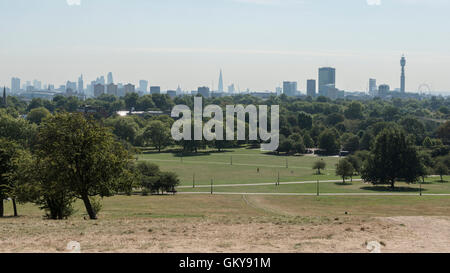 Londres, Royaume-Uni. 24 août 2016. Le soleil brille sur Primrose Hill comme une mini vague qui prévoit des températures supérieures à 30C dans la capitale. Crédit : Stephen Chung / Alamy Live News Banque D'Images