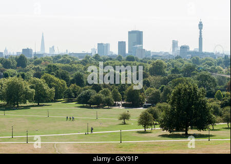 Londres, Royaume-Uni. 24 août 2016. Le soleil brille sur Primrose Hill comme une mini vague qui prévoit des températures supérieures à 30C dans la capitale. Crédit : Stephen Chung / Alamy Live News Banque D'Images