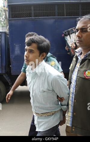 Dhaka, Bangladesh. Août 24, 2016. Les membres de la Direction générale du Bangladesh détective escorte de police Sifat, centre, un militant présumé et l'on croit être le cerveau derrière le meurtre de Faisal Arefin Dipan,, propriétaire de la maison d'édition Jagriti Prokashony, à l'extérieur une cour à Dhaka, Bangladesh, le 24 août 2016. Le 31 octobre après-midi l'année dernière, l'éditeur a été trouvé Dipan, frappé à mort dans son bureau à Prokashony Jagriti Shahbagh Aziz du super-marché à Dhaka. Credit : ZUMA Press, Inc./Alamy Live News Banque D'Images