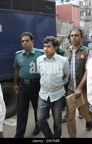 Dhaka, Bangladesh. Août 24, 2016. Les membres de la Direction générale du Bangladesh détective escorte de police Sifat, centre, un militant présumé et l'on croit être le cerveau derrière le meurtre de Faisal Arefin Dipan,, propriétaire de la maison d'édition Jagriti Prokashony, à l'extérieur une cour à Dhaka, Bangladesh, le 24 août 2016. Le 31 octobre après-midi l'année dernière, l'éditeur a été trouvé Dipan, frappé à mort dans son bureau à Prokashony Jagriti Shahbagh Aziz du super-marché à Dhaka. Credit : ZUMA Press, Inc./Alamy Live News Banque D'Images