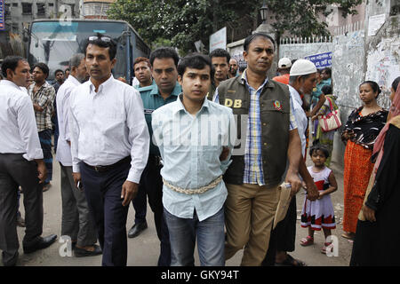 Dhaka, Bangladesh. Août 24, 2016. Les membres de la Direction générale du Bangladesh détective escorte de police Sifat, centre, un militant présumé et l'on croit être le cerveau derrière le meurtre de Faisal Arefin Dipan,, propriétaire de la maison d'édition Jagriti Prokashony, à l'extérieur une cour à Dhaka, Bangladesh, le 24 août 2016. Le 31 octobre après-midi l'année dernière, l'éditeur a été trouvé Dipan, frappé à mort dans son bureau à Prokashony Jagriti Shahbagh Aziz du super-marché à Dhaka. Credit : ZUMA Press, Inc./Alamy Live News Banque D'Images