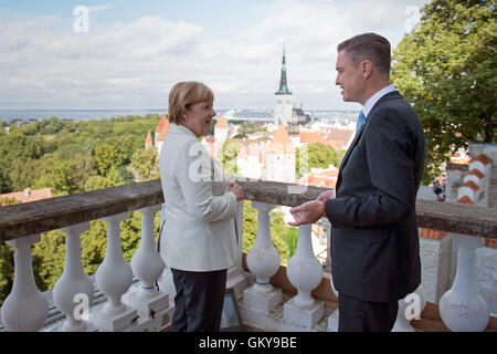 Tallinn, Estonie. 24 août, 2016. Document - un document de droit disponibles 24 août 2016 montre la Chancelière allemande, Angela Merkel (CDU) et le premier ministre estonien Taavi Roivas chating au début de leur rencontre sur le balcon de la maison Stenbock, l'État Chancellerie à Tallinn, Estonie. Photo : GUIDO BERGMANN/BUNDESREGIERUNG/apd/ (à l'ATTENTION DES RÉDACTEURS : POUR UN USAGE ÉDITORIAL UNIQUEMENT DANS LE CADRE DE RAPPORTS ACTUEL/ crédit obligatoire : Photo : GUIDO BERGMANN/BUNDESREGIERUNG/apd/ Crédit : afp photo alliance/Alamy Live News Banque D'Images