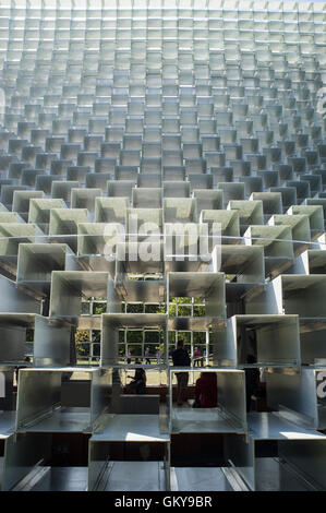 London UK. 24 août 2016. Pavillon de la Serpentine Gallery Serpentine à 2016, Kensington Gardens conçu par l'architecte danois Bjarke Ingels qui a fondé Bjarke Ingels Group (BIG) en 2005. Credit : Alberto Pezzali/Alamy Live News. Banque D'Images