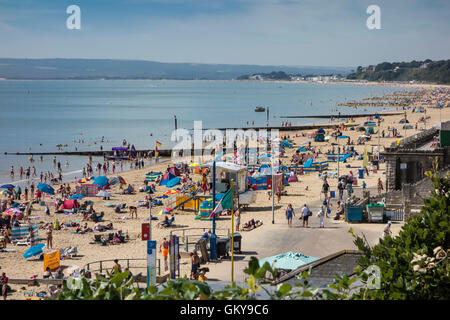 Plage de l'ouest de Bournemouth avec maison de foules appréciant la chaleur, Dorset, UK Banque D'Images