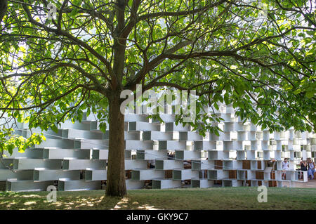 London UK. 24 août 2016. Pavillon de la Serpentine Gallery Serpentine à 2016, Kensington Gardens conçu par l'architecte danois Bjarke Ingels qui a fondé Bjarke Ingels Group (BIG) en 2005. Credit : Alberto Pezzali/Alamy Live News. Banque D'Images