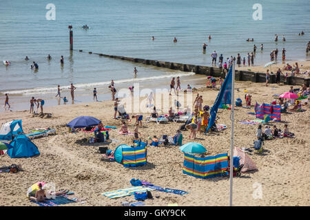 Plage de l'ouest de Bournemouth avec maison de foules appréciant la chaleur, Dorset, UK Banque D'Images