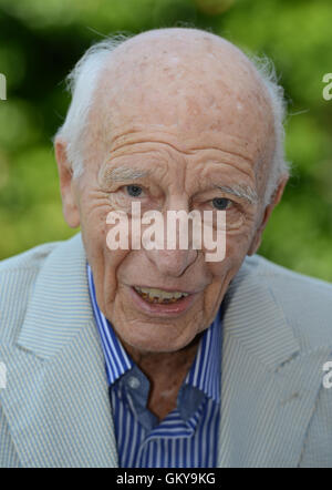 Bad Krozingen, Allemagne. 08 juillet, 2013. L'ancien président allemand Walter Scheel (FDP) pose pour le photographe pour son 94e anniversaire à Bad Krozingen, Allemagne, 08 juillet 2013. Photo : PATRICK SEEGER | utilisée dans le monde entier/dpa/Alamy Live News Banque D'Images