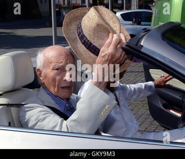 Bad Krozingen, Allemagne. 08 juillet, 2013. L'ancien président allemand Walter Scheel (FDP) arrive pour une réception dans un cabrio pour son 94e anniversaire à Bad Krozingen, Allemagne, 08 juillet 2013. Photo : PATRICK SEEGER | utilisée dans le monde entier/dpa/Alamy Live News Banque D'Images