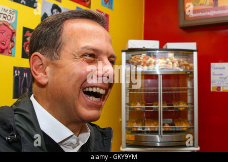 SÃO PAULO, SP - 24.08.2016 : JOÃO DORIA NA Rua Teodoro Sampaio - le candidat à la mairie de São Paulo PSDB John Doria visiter stockistes Rua Teodoro Sampaio à Pinheiros, São Paulo (SP) dans la matinée du mercredi (24). (Photo : Jales Valquer Fotoarena /) Banque D'Images