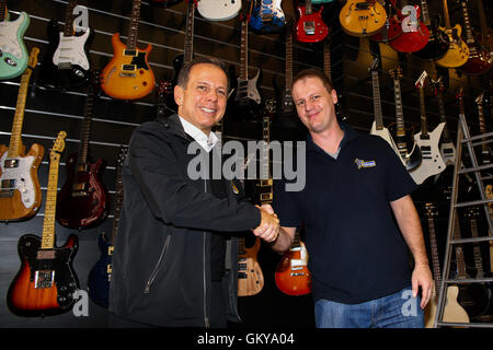 SÃO PAULO, SP - 24.08.2016 : JOÃO DORIA NA Rua Teodoro Sampaio - le candidat à la mairie de São Paulo PSDB John Doria visiter stockistes Rua Teodoro Sampaio à Pinheiros, São Paulo (SP) dans la matinée du mercredi (24). (Photo : Jales Valquer Fotoarena /) Banque D'Images