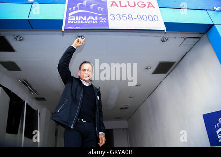 SÃO PAULO, SP - 24.08.2016 : JOÃO DORIA NA Rua Teodoro Sampaio - le candidat à la mairie de São Paulo PSDB John Doria visiter stockistes Rua Teodoro Sampaio à Pinheiros, São Paulo (SP) dans la matinée du mercredi (24). (Photo : Jales Valquer Fotoarena /) Banque D'Images