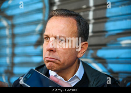 SÃO PAULO, SP - 24.08.2016 : JOÃO DORIA NA Rua Teodoro Sampaio - le candidat à la mairie de São Paulo PSDB John Doria visiter stockistes Rua Teodoro Sampaio à Pinheiros, São Paulo (SP) dans la matinée du mercredi (24). (Photo : Jales Valquer Fotoarena /) Banque D'Images