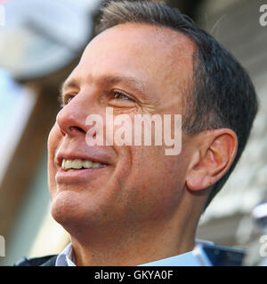 SÃO PAULO, SP - 24.08.2016 : JOÃO DORIA NA Rua Teodoro Sampaio - le candidat à la mairie de São Paulo PSDB John Doria visiter stockistes Rua Teodoro Sampaio à Pinheiros, São Paulo (SP) dans la matinée du mercredi (24). (Photo : Jales Valquer Fotoarena /) Banque D'Images