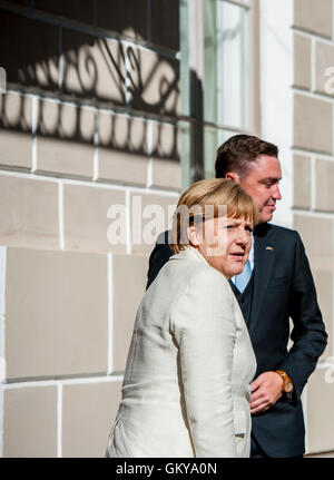 Tallinn, Estonie, 24 août 2016. La chancelière allemande Angela Merkel (L) est welkomed par Premier ministre estonien Taavi Roivas (R) avant leur réunion à Steenbok Chambre. L'avenir de l'Union européenne après l'Brexit sera un des principaux thèmes de la réunion. L'Estonie sera l'hôte de la présidence du Conseil de l'Union européenne au deuxième semestre de 2017, ce pour la première fois. Crédit : Nicolas Bouvy/Alamy Live News Banque D'Images