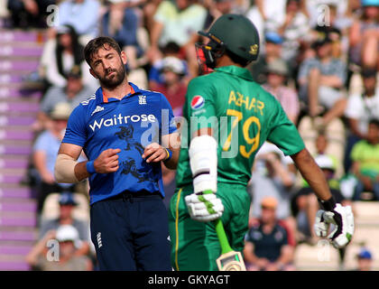 Ageas Bowl, Southampton, UK. Août 24, 2016. 1St Royal London Un Jour International Cricket. L'Angleterre et le Pakistan. L'Angleterre Liam Plunkett réagit après sa livraison au Pakistan's Azhar Ali Credit : Action Plus Sport/Alamy Live News Banque D'Images