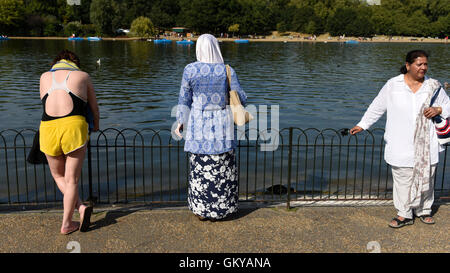 Londres, Royaume-Uni. Août 24, 2016. Les gens profiter du soleil pendant les mini vague de Hyde Park, comme les températures dans la capitale atteint 30C. Crédit : Stephen Chung/Alamy Live News Banque D'Images