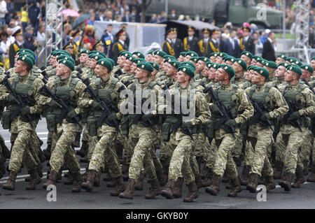 Kiev, Ukraine. 1er août 2016. Les militaires ukrainiens mars au cours d'un défilé militaire à l'occasion de la célébrations du Jour de l'indépendance, à la place de l'Indépendance de Kiev, Ukraine, le 24 août, 2016. © Serg Glovny/ZUMA/Alamy Fil Live News Banque D'Images