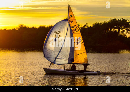 Southport, Merseyside. 24 août, 2016. Météo West Lancashire UK : Yacht Club de régates du soir au coucher du soleil avec les marins appréciant la brise légère après la journée la plus chaude de l'année dans le nord-ouest de la station. La fin de soirée soleil le lac marin dans un étang d'or comme les marins achever le parcours en conditions climatiques difficiles. Credit : MediaWorldImages/Alamy Live News Banque D'Images