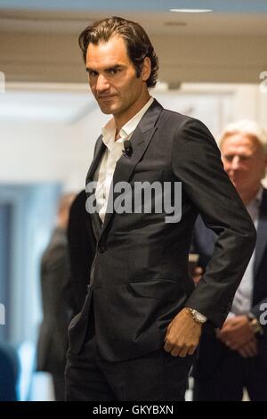 New York, NY, USA. Août 24, 2016. Roger Federer, assister à une conférence de presse pour le Lavar tasse à la conférence de presse pour laver l'équipe de tennis Cup, événement St Regis Hotel, New York, NY, le 24 août 2016. Crédit : Steven Ferdman/Everett Collection/Alamy Live News Banque D'Images