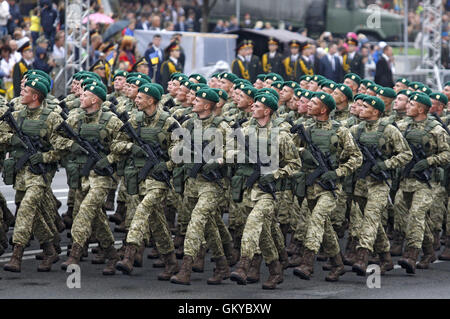 Kiev, Ukraine. Août 24, 2016. Les militaires ukrainiens mars au cours d'un défilé militaire à l'occasion de la célébrations du Jour de l'indépendance, à la place de l'Indépendance de Kiev, Ukraine, le 24 août, 2016. Crédit : Serg Glovny/ZUMA/Alamy Fil Live News Banque D'Images