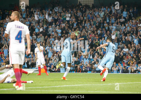 Etihad Stadium, Manchester, Royaume-Uni. Août 24, 2016. Qualification de la Ligue des Champions de football. Manchester City contre Steaua Bucarest. Le milieu de terrain de Manchester City Fabian Delph (18) est félicité par l'attaquant de Manchester City après avoir marqué l'Nolito premier but pour Ville. Credit : Action Plus Sport/Alamy Live News Banque D'Images