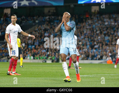 Etihad Stadium, Manchester, Royaume-Uni. Août 24, 2016. Qualification de la Ligue des Champions de football. Manchester City contre Steaua Bucarest. Le milieu de terrain de Manchester City Fabian Delph (18) tourne le dos après avoir raté une occasion manifeste au début de la deuxième moitié. Credit : Action Plus Sport/Alamy Live News Banque D'Images