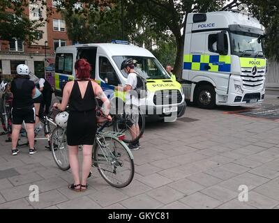 Londres, Royaume-Uni. 24 août, 2016. La police dispose de London pour marquer leur vélo avec le numéro d'enregistrement. 24 août 2016, Waterloo, London, UK Crédit : Nastia M/Alamy Live News Banque D'Images