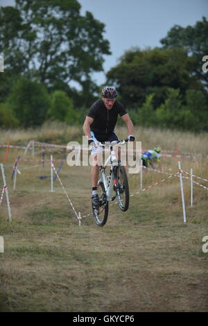 L'aérodrome d'Abingdon, Dalton Barracks, Abingdon, Oxfordshire, UK. 24 août, 2016. Prendre3 Cyclo-cross d'été dernière course. C'est une course technique rapide sur l'herbe et sur terrain vallonné. Cette nuit terminé dans un soleil ardent. Météo France a été spectaculaire et ensoleillé, cependant, il est prévu de transformer pour le week-end férié. Cette série est mis sur pied par prendre3, un triathlon, la formation, l'encadrement et la progression de la spécialiste. Credit : Sidney Bruere/Alamy Live News Banque D'Images