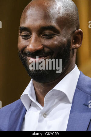 Los Angeles, Californie, USA. Août 24, 2016. Ancienne star de Los Angeles Lakers KOBE BRYANT et sa famille assister à la réunion du conseil de ville de Los Angeles à la chambre du conseil à Los Angeles City Hall, où le conseil municipal a déclaré Kobe Bryant 24. Le Conseil de la ville de Los Angeles a honoré le Los Angeles Laker a récemment pris sa retraite à la date de l'jersey chiffres qu'il portait avec l'équipe. © Ringo Chiu/ZUMA/Alamy Fil Live News Banque D'Images