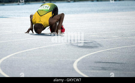 Rio de Janeiro, RJ, Brésil. Août 18, 2016. USAIN Bolt (JAM) embrasse le sol après avoir remporté la médaille d'or au 200m au Stade olympique final au cours de l'été jeux olympiques de Rio 2016. © Paul Kitagaki Jr./zReportage.com/ZUMA Wire/Alamy Live News Banque D'Images