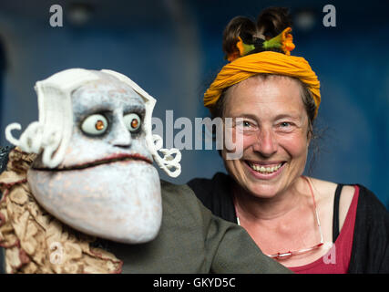 Northeim, Allemagne. Août 23, 2016. Ruth Brockhausen fondateur des théâtres de marionnettes avec der Nacht Herr Heidegger dans la salle de théâtre de son théâtre à Northeim, Allemagne, 23 août 2016. Au cours d'une conférence d'une durée de 29 août au 4 septembre 2016, marionnettistes rencontrez de toute l'Allemagne rencontrez pour des cours, des ateliers et des spectacles de théâtre avec différents types de marionnettes. Photo : Sebastian Gollnow/dpa/Alamy Live News Banque D'Images