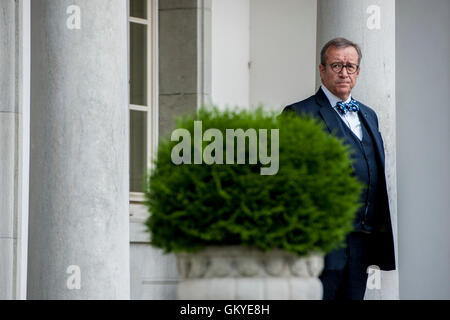 Tallinn, Estonie, 25 août 2016. Le Président estonien Toomas Hendrik Ilves vous attend pour la Chancelière allemande Angela Merkel arrive au Palais de la présidence, Parc Kadriog. Merkel est sur deux jours de visite à l'Estonie. L'Estonie sera l'hôte de la présidence du Conseil de l'Union européenne au deuxième semestre de 2017, ce pour la première fois. Crédit : Nicolas Bouvy/Alamy Live News Banque D'Images