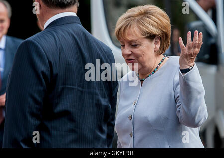 Tallinn, Estonie, 25 août 2016. Le Président estonien Toomas Hendrik Ilves (L) Message d'accueil est la Chancelière allemande Angela Merkel (R) au Palais de la présidence, Parc Kadriog. Merkel est sur deux jours de visite à l'Estonie. L'Estonie sera l'hôte de la présidence du Conseil de l'Union européenne au deuxième semestre de 2017, ce pour la première fois. Crédit : Nicolas Bouvy/Alamy Live News Banque D'Images