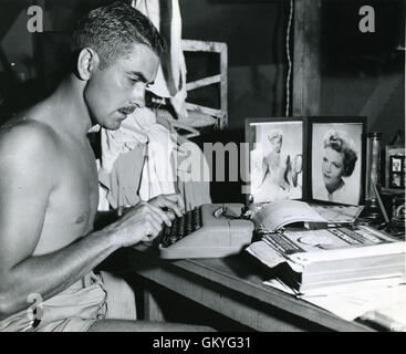 1er lieutenant des Marines américain Tyrone Power est indiqué par écrit à son épouse, Annabella, à partir de la base Marine à Saipan, l'île du Pacifique central, lorsque l'alimentation était un projet pilote de transport avec une escadre aérienne de la Marine. Banque D'Images