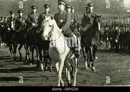 Sa Majesté Impériale Hirohito, Empereur du Japon, monté sur son célèbre cheval, Shira-yuki, qu'il a passé en revue le défilé militaire annuel sur le terrain de parade de Yoyogi. Banque D'Images