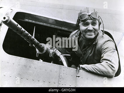 Clark Gable, un ancien cinéma Hollywood star sert maintenant comme un instructeur de tir avec la Huitième Armée U.S. Air Force en Angleterre, se place derrière le canon de taille d'une Forteresse volante bomber à une base aérienne américaine en Angleterre. Banque D'Images