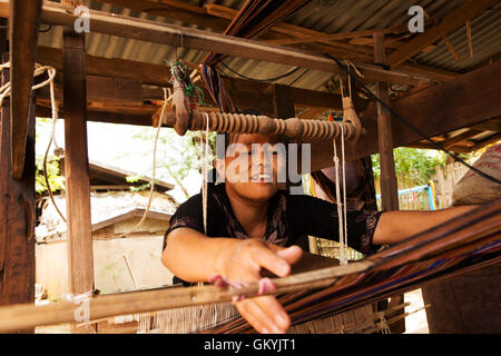 Une femme birmane au travail à l'aide de son Minnathu dans Village près de Bagan, Myanmar (Birmanie). La femme tisse un chiffon. Banque D'Images